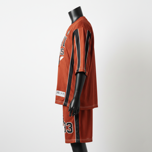 Ensemble court pour femme en jersey maille respirant 190 GSM de haute qualité, avec empiècements latéraux orange et noir, et logo thermocollé - Product Image 3