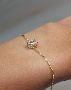 สร้อยข้อมือเพชรทรงเอเมอรัลด์ 0.50 กะรัต ชุบทอง 18K สำหรับผู้หญิง |   สร้อยข้อมือเพชรดีไซน์หรูหรา |   เครื่องประดับหรูหราแบบมินิมอล - Product Image 2
