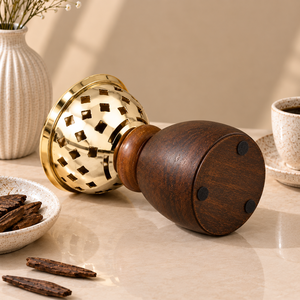 Eleva tu espacio con este elegante quemador de incienso de metal dorado y madera marrón intenso con un diseño intrincado. - Product Image 3