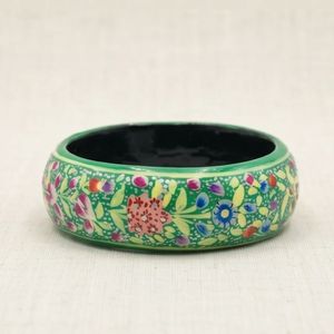 Bracelet manchette en céramique à motif floral, bijoux ethniques verts, bracelet en bois vert émeraude peint à la main avec motifs floraux raffinés - Product Image 1
