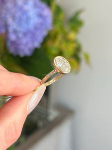 Anillo de Diamantes de Corte Ovalado Premium con Engaste de Bisel en Oro Amarillo para Mujer, Anillo de Compromiso Ovalado Moderno, Joyería Fina, Regalo - Product Image 3