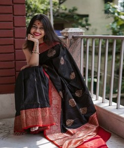 Sari de seda negro con borde rojo y motivos dorados, traje tradicional indio para bodas, para mujeres. - Product Image 4