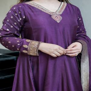 VASTRA COTTAGE Conjunto de Kurti Anarkali con Base de Chanderi, Pantalón y Dupatta para Mujer, con Bordado Banarasi Zari y Espejo, Ropa Étnica - Product Image 2