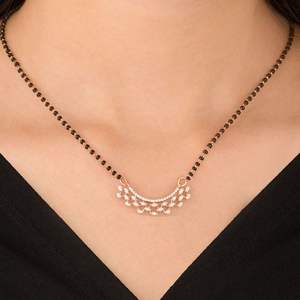 Elegante Mangalsutra de Diamantes Multidimensionales en Oro – Collar de Novia Tanmaniya Curvo y en Capas con Cuentas Negras - Product Image 1