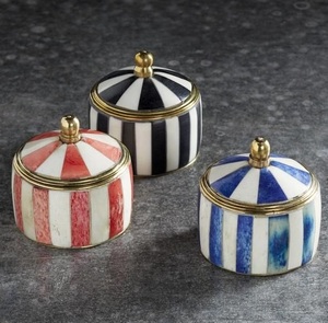 กล่องเก็บของตกแต่งเรซิ่นสีเหลืองหรูหรา ฝาสีทอง ทรงกลม สำหรับจัดเก็บเครื่องประดับ ทำด้วยมือ สวยงาม เหมาะสำหรับวางบนโต๊ะเครื่องแป้ง - Product Image 4