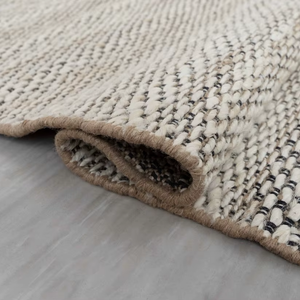 Alfombra de lana tejida a mano con tejido plano |   Alfombra Abstracta de Color Beige Natural con Borde Negro y Flecos |   Producto Ecológico Hecho a Mano Antibacteriano para Mascotas - Product Image 1