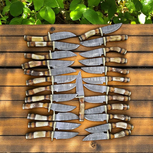 Couteau artisanal personnalisable en acier Damas avec manche en os et cor et étui en cuir disponible chez ZA Damascus Maker - Product Image 4