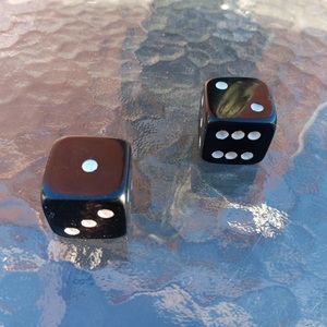 Dados Cuadrados Hechos a Mano con Cuerno de Búfalo, Grabados Personalizados, Ecológicos y Naturales para Juegos de Mesa - Product Image 2
