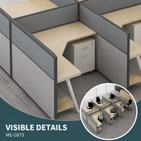 Poste de travail de bureau commercial moderne en forme de L pour six personnes avec écrans, dessus en grain de bois, cloisons hautes grises, pieds inclinés et rangement