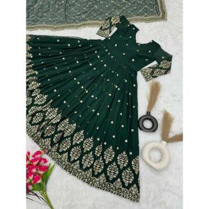 Robe de soirée en géorgette fantaisie avec broderie et sequins, avec dupatta vert - Product Image 5