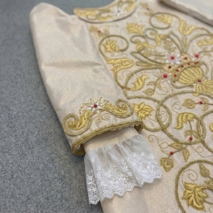 Elegante túnica de iglesia color marfil con bordados dorados y puños de encaje. - Product Image 3