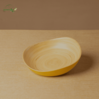 Bol en bambou écologique sculptural et jetable avec des lignes courbes fluides, fabriqué à la main en bambou naturel pour une présentation de table haut de gamme