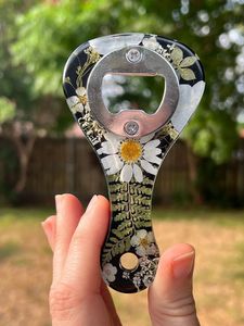 Abridor de Botellas de Resina Personalizado con Conchas y Perlas Incrustadas, Hecho a Mano, Tema Costero, Accesorio para Cocina y Bar - Product Image 5