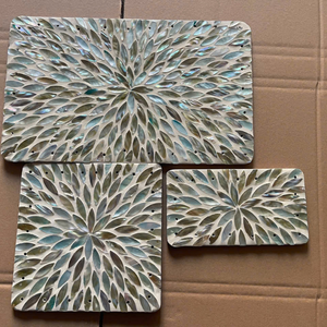 Elegante bandeja de ratán con incrustaciones de nácar de Vietnam para interiores de hogar de estilo bohemio y para organizar artículos de cuidado personal. - Product Image 1