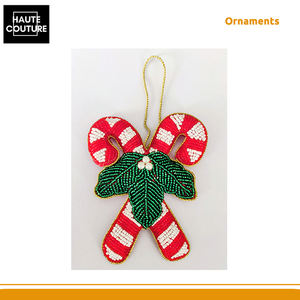 Ornement suspendu festif brodé à la main de 13 cm de long, de qualité supérieure et très vendu - Rayures perlées en forme de canne à sucre avec feuilles de houx - Product Image 2