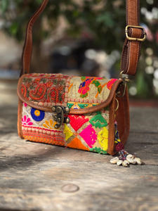Bolso bandolera bordado a mano indio, bolso de hombro con solapa de patchwork étnico y ribete de cuero para mujer - Product Image 2