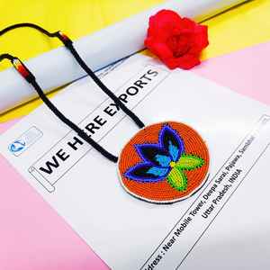 Collar con colgante floral hecho a mano con cuentas de colores naranja, azul, morado, verde, amarillo y blanco y cordón largo - Product Image 1