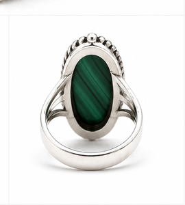 Anillo Ovalado de Malaquita Natural en Plata |   Anillo de Plata de Ley 925 Hecho a Mano con Malaquita |   Joyería Boho con Piedras Preciosas Verdes, Regalo - Product Image 3