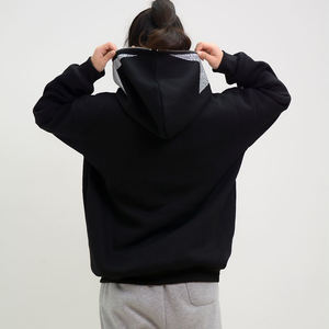 Sudadera con pedrería única y detalles brillantes, tela cálida, diseño moderno, perfecta para clima fresco y atuendos elegantes. - Product Image 2