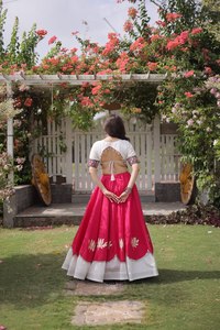 Conjunto de Lehenga Choli Romántico con Blusa de Encaje con Cuello en V y Detalles de Espejo para Fiestas, Festivales y Bodas - Product Image 4