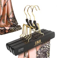 Astrid 23 CM Lüks Logolu Ahşap Askı, Yer Tasarruflu Mağaza Klipsi Pantolon Askısı, Havlu ve Eşarp Askısı, Gardırop ve Perakende Satışlar İçin