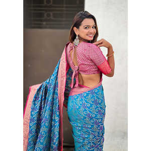 ผ้าซิลค์สีน้ำเงินเนื้อนุ่ม ทอลายแบนดานี ปาโตลา ซารี พร้อมลายทอแบบตัดกัน สำหรับชุดราตรี ผ้าทอระดับพรีเมียม น้ำหนัก 600 กรัม - Product Image 3