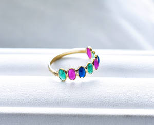 Anillo de gemas naturales múltiples de rubí, esmeralda, zafiro y diamante Regency Garland en oro de 14k. - Product Image 4