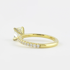 Bague de fiançailles en or jaune avec diamant taille coussin, sertie de griffes et pavé, style classique, bijoux pour femme - Product Image 3