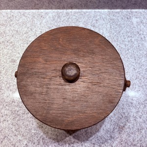 Cubo de hielo vintage de madera con tapa y asa metálica, perfecto para decoración de bares en casa, fiestas y exhibición en mesas rústicas, procedente de la India. - Product Image 6