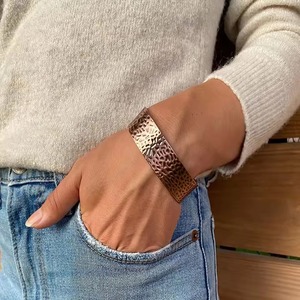 Pulsera Magnética de Cobre Puro con Baño de Bronce Antiguo, Unisex, Diseño Moderno Hecho a Mano, Cómoda para Uso Diario - Product Image 2
