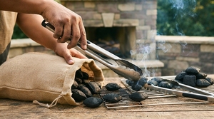 Briquettes de charbon de coco de qualité supérieure, fabriquées à la machine, en forme de coussin, pour barbecue, haute chaleur, longue durée de combustion, faible teneur en cendres, OEM - Product Image 4