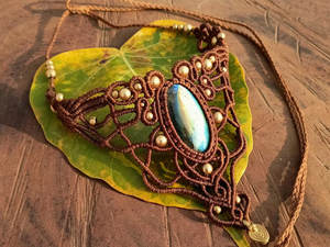 Collier statement vintage en macramé avec labradorite irisée et accents dorés, fait main, style bohème, bijoux en pierres naturelles, cadeau - Product Image 3