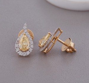 Boucles d'oreilles clous de luxe Avina Jewels en argent sterling 925 massif plaqué rhodium, avec diamant de laboratoire jaune taille poire certifié IGI et halo - Product Image 2