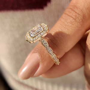 Elegante anillo de diamante con corte esmeralda, estilo halo de diamantes redondos, oro, diamante cultivado en laboratorio, proveedor mayorista de joyería para compromiso nupcial. - Product Image 3