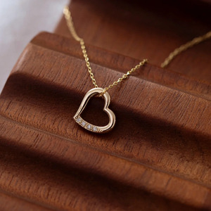 Collier pendentif cœur ouvert en or jaune avec diamant de laboratoire - Product Image 3