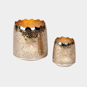 Elegantes portavelas de metal diseñados para realzar interiores con una suave luz de vela, textura refinada y encanto moderno. - Product Image 3