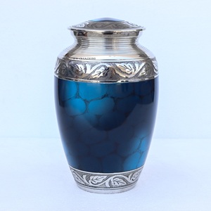 Urne funéraire en laiton de qualité supérieure pour adultes, avec un design personnalisé de nuages bleus, fabriquée à la main, style traditionnel moderne, pour les cendres humaines - Product Image 3