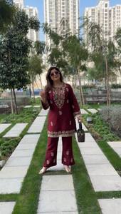 ชุดกางเกง Kurta ปักลายสำหรับผู้หญิงชุดสูทสำหรับปาร์ตี้ชาติพันธุ์ปากีสถานดีไซน์ดีไซน์เนอร์สไตล์ปากีสถาน - Product Image 1