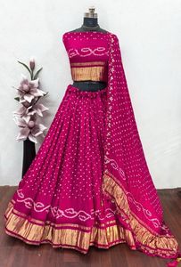 Conjunto de Vestido Étnico de Lujo de Seda Modal Bandhani Chaniya Choli con Borlas y Dupatta Completamente Cosido para Navratri y Bodas - Product Image 5