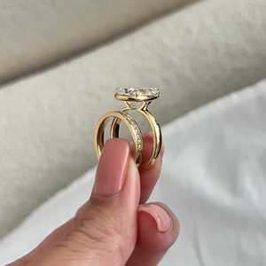 Ensemble de mariage UNIQUE avec diamant de laboratoire taille poire de 5 carats, serti à griffes, style Art Déco en or jaune, comprenant une bague de fiançailles et une alliance - Product Image 3