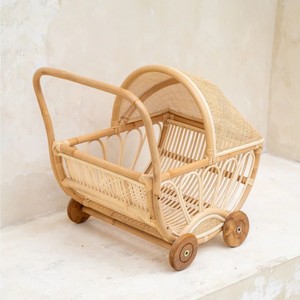 Poussette pour poupée en rotin 100% écologique, chariot artisanal pour enfants, fabriqué à partir de matériaux naturels - Product Image 4