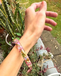 Brazalete de resina con flores reales prensadas, brazaletes de resina con flores hechos a mano, regalo botánico para mujer - Product Image 4