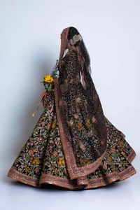 Robe de soirée pakistanaise haut de gamme, Lehnga Farshi superposé rose pêche pastel doux, richement orné, avec longue traîne et motifs complexes - Product Image 4