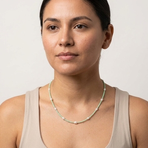 Collier de luxe vert clair en micro-perles, chaîne de clavicule minimaliste avec perles blanches flottantes, accessoires mignons esthétique Y2K pour l'été - Product Image 2