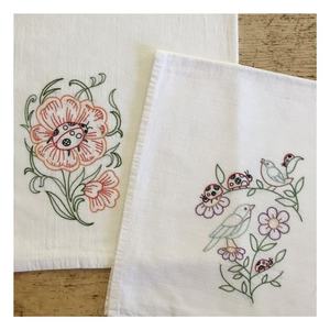 Serviettes en coton 100% naturel, brodées à la main, motif floral et oiseaux, écologiques, lavables, personnalisables, serviettes de cuisine - Product Image 1