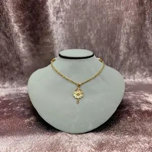 Collar de Oro Amarillo Dokiyu con Colgante de Flor Texturizada y Detalles Intrincados de Filigrana, Joyería Fina Sofisticada para Mujer - Product Image 2