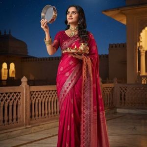 Sari de Seda Suave Especial para Karva Chauth de AARIKA TEXTILE, con Bordado Zari, Diseño de Borde y Pallu, Largo hasta el Suelo, Tradicional y Festivo - Product Image 3