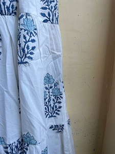 Vestido Maxi Bohemio Azul y Blanco para el Verano, Estampado Floral a Mano, Sin Mangas, de Algodón, con Cuello Cuadrado - Product Image 6