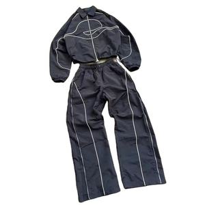 Conjunto Deportivo Reflectante Estampado para Hombre, Chaqueta con Cremallera y Pantalones Anchos, Atuendo de Dos Piezas para Deportes Casuales - Product Image 1