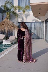 Ensemble tailleur pantalon élégant pour femme en velours peluche avec fil doré, tunique, pantalon évasé, garniture ajourée scintillante et col en V croisé - Product Image 6